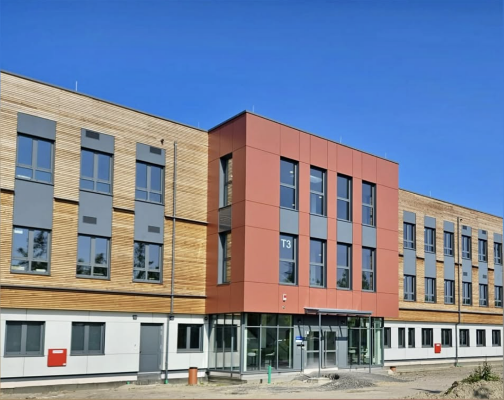 Ein Foto von dem Schulgebäude